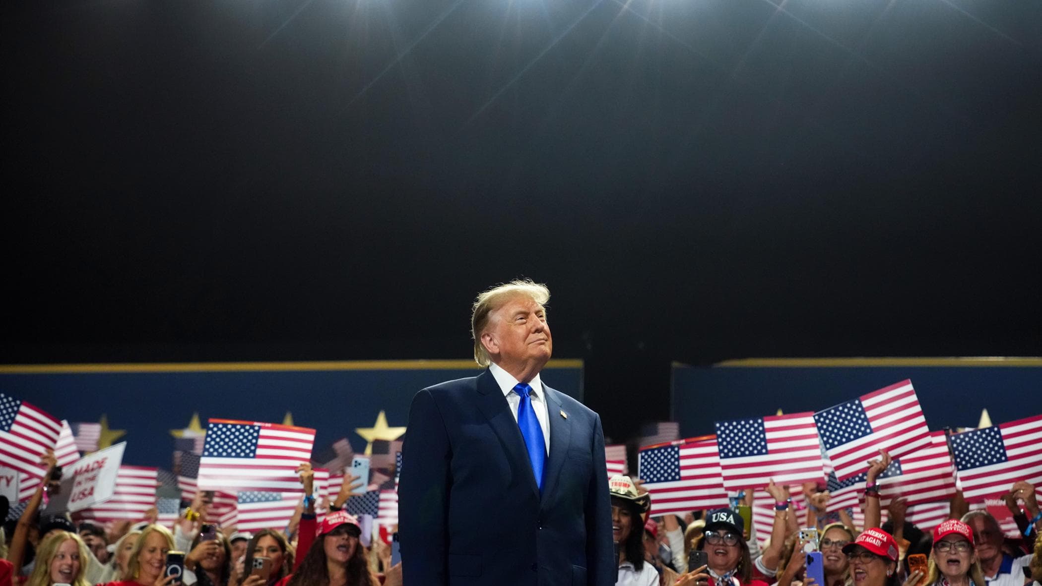 Trump trasforma le midterm in un referendum su se stesso: “Se vinciamo, 5mila dollari a ogni americano”