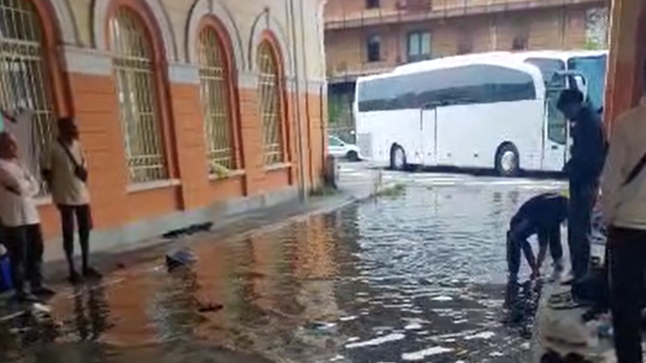 Maltempo, a Trieste centinaia di migranti abbandonati in strada