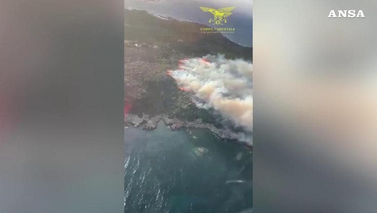 La Maddalena, l'incendio visto dall'alto. Il sindaco: "Danno ambientale elevato"