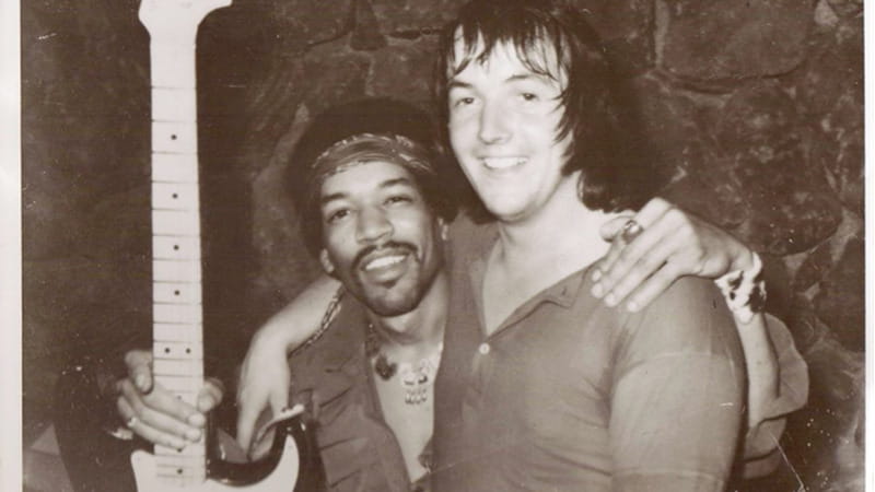 Eric Barrett in una foto con Jimi Hendrix tratta dal suo libro