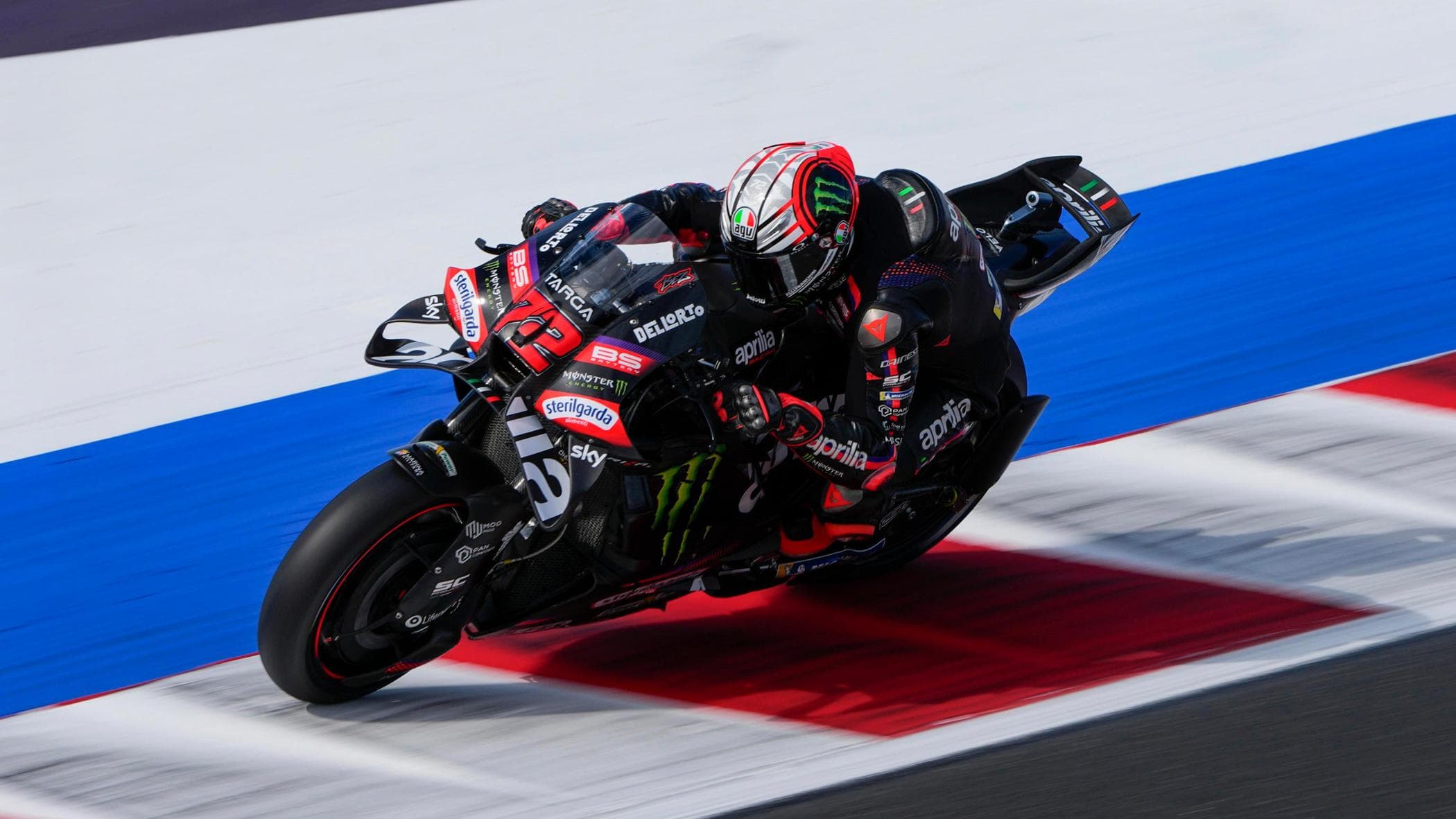 Bezzecchi fa il record della pista a Misano nelle prime libere: alle sue spalle i fratelli Marquez