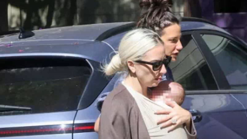 Lady Gaga con il neonato nello scatto esclusivo di "Page Six"