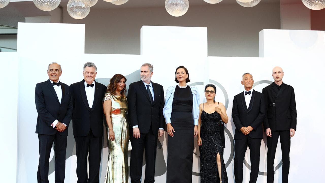 La giuria al completo: Maggie Gyllenhaal, Kaouther Ben Hania, Daniel Blumberg, Francesco Casetti, Xavier Giannoli, Shahrbanoo Sadat e Johnnie To