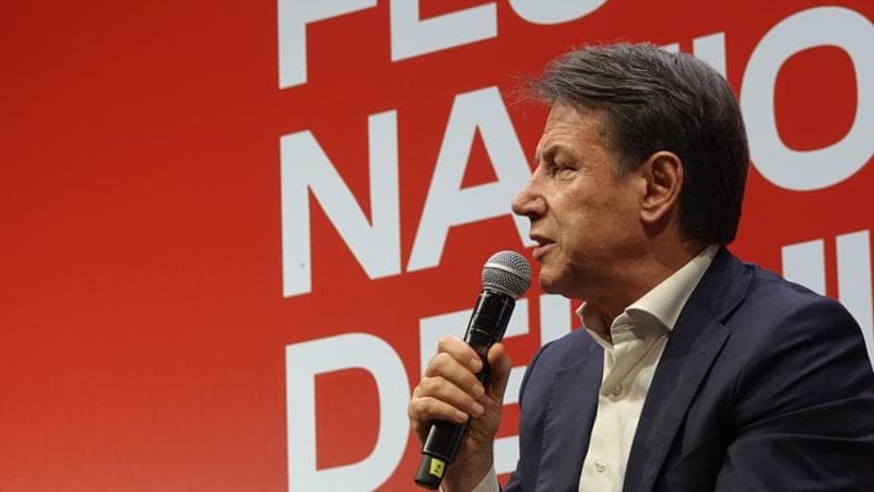 Conte corteggia la platea Pd: “Offensivo chiedermi lealtà, si vince andando oltre Renzi”