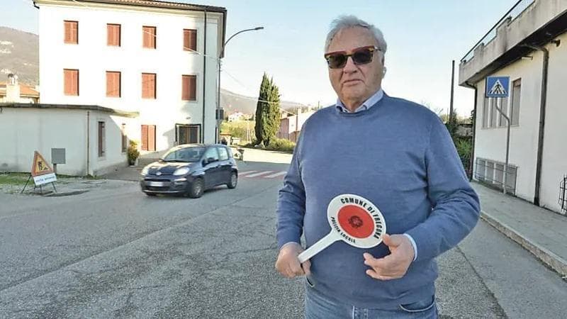 Fregona cerca disperatamente un vigile. E il sindaco riprende la paletta