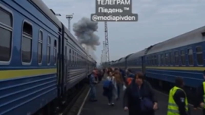 Guerra Ucraina-Russia, news. Kiev: raid su treno al confine con Polonia, allarme anche su convoglio con consiglieri di sicurezza europei