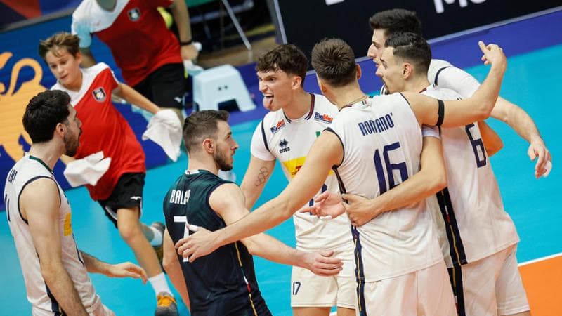 Gli azzurri durante la sfida con la Grecia