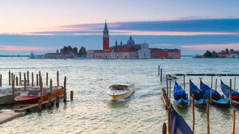 Venezia, scontro tra barchino e taxi: 25enne in fin di vita, si cerca la moglie in laguna