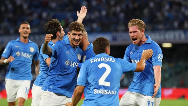 Favasuli esulta con De Bruyne e Di Lorenzo