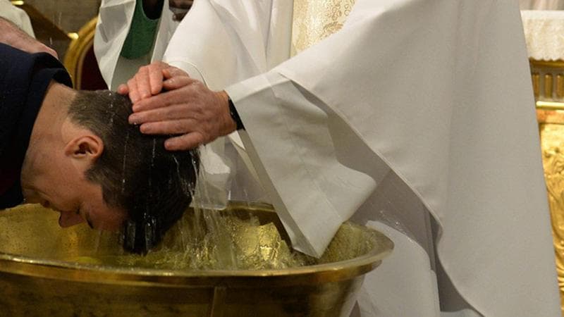 Aumentano nel mondo gli adulti che si battezzano, tra revival religioso e pulsioni identitarie