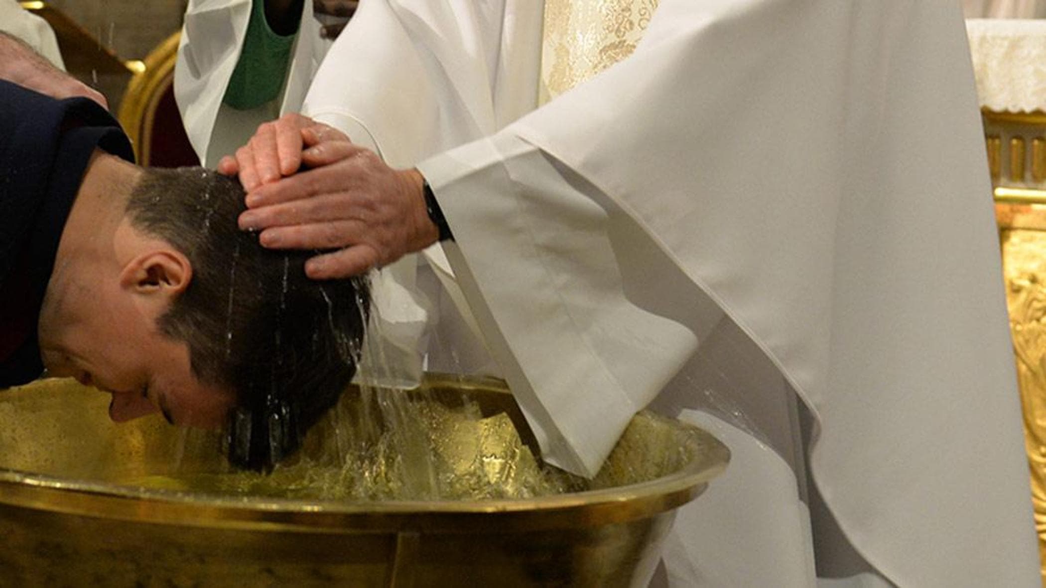 Aumentano nel mondo gli adulti che si battezzano, tra revival religioso e pulsioni identitarie
