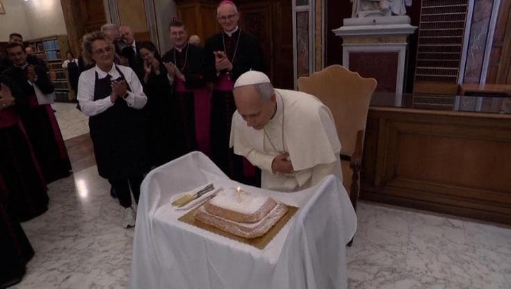 Leone festeggia i 71 anni all'Apostolica ricordando la madre bibliotecaria