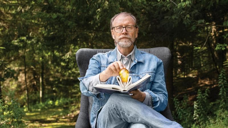 Classe 1958, laureato in ingegneria geofisica, George Saunders ha lavorato anche per aziende petrolifere