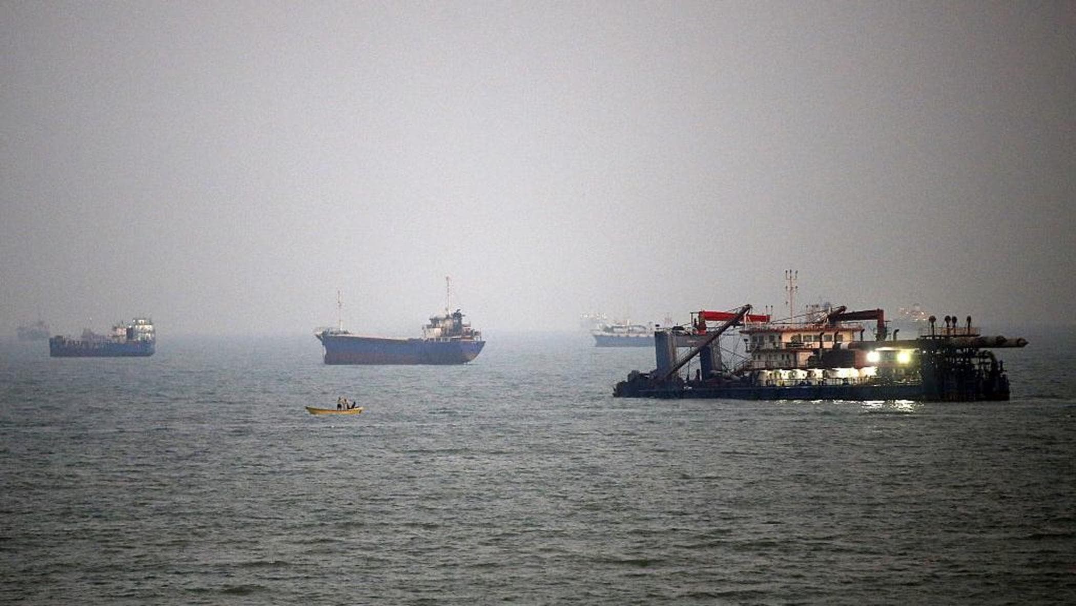 Guerra in Iran, le news di oggi. Iran: “Petroliera esplosa colpita da una mina a Hormuz”. Il comando Usa smentisce