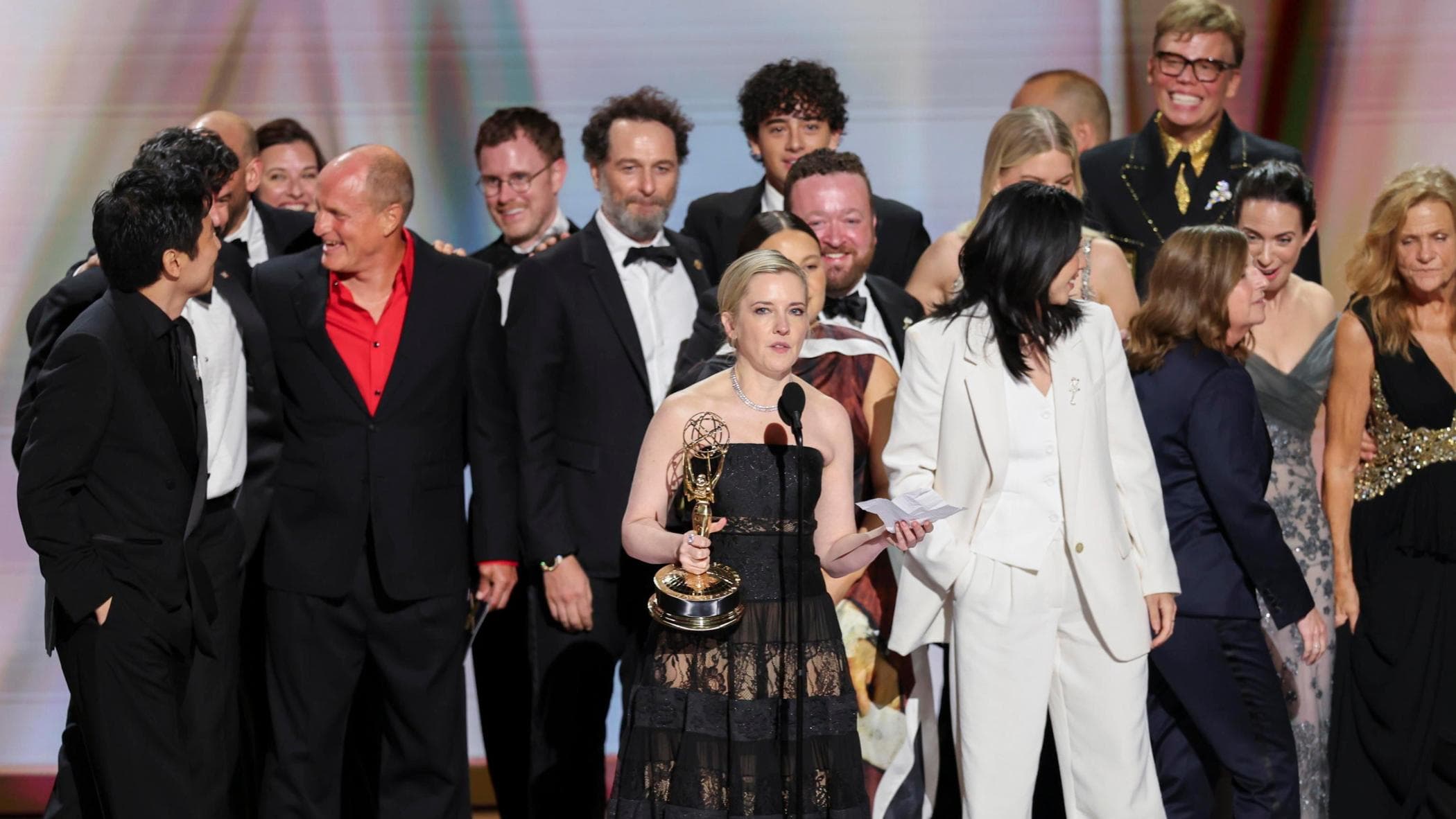 Emmy 2026, il trionfo di “Widow’s bay”. Vince “The Pitt”, poca politica. Alan Cumming: “Votate”
