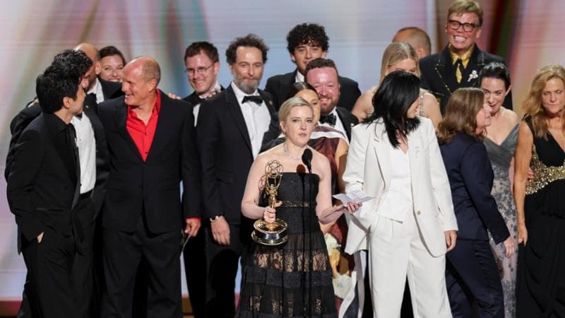 Widow’s bay trionfa agli Emmy. Delusione The bear. Standing ovation per Michael J. Fox