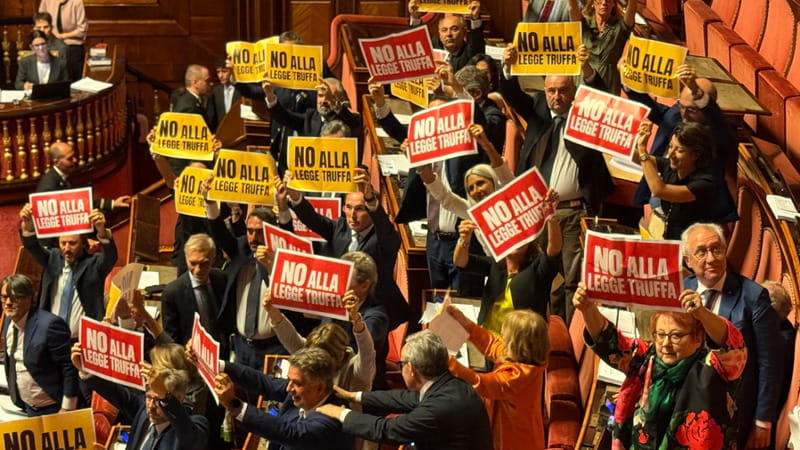 Legge elettorale, ok dal Senato tra le polemiche. Cartelli delle opposizioni in aula: “Una truffa”