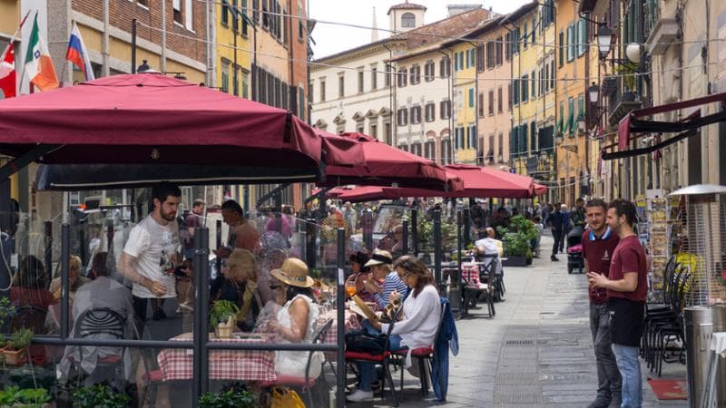 Il paradosso del turismo in Italia: i viaggiatori crescono, i salari dei lavoratori no