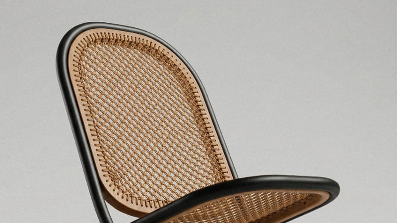 La storica Kaminsessel di Gebrüder Thonet rivive come lounge chair pieghevole per esterni, in inox e iroko