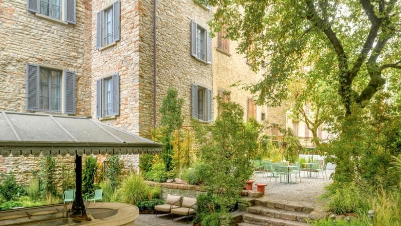 Urban haven # Rifugio urgano è l'installazione firmata da Katuscia Ratto che immagina l’Antico Lavatoio come un luogo capace di offrire una pausa dal ritmo quotidiano