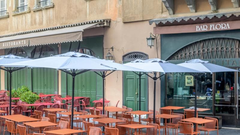 Le sedie Tribeca di Mandelli Pagliarulo per Pedrali, protagoniste dell’installazione Così è se vi appare di Cristina Mazzucchelli in Piazza Vecchia (foto Ottavio Tomasini)