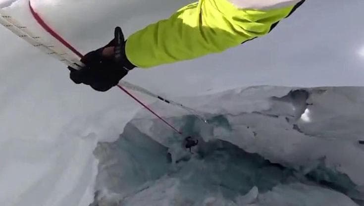 Monte Rosa, precipita in un crepaccio e trascina l’amico: salvati dall'intervento dell'elisoccorso