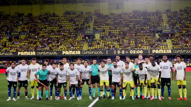 I giocatori di Villarreal e Betis in campo con la maglia per Ceuta