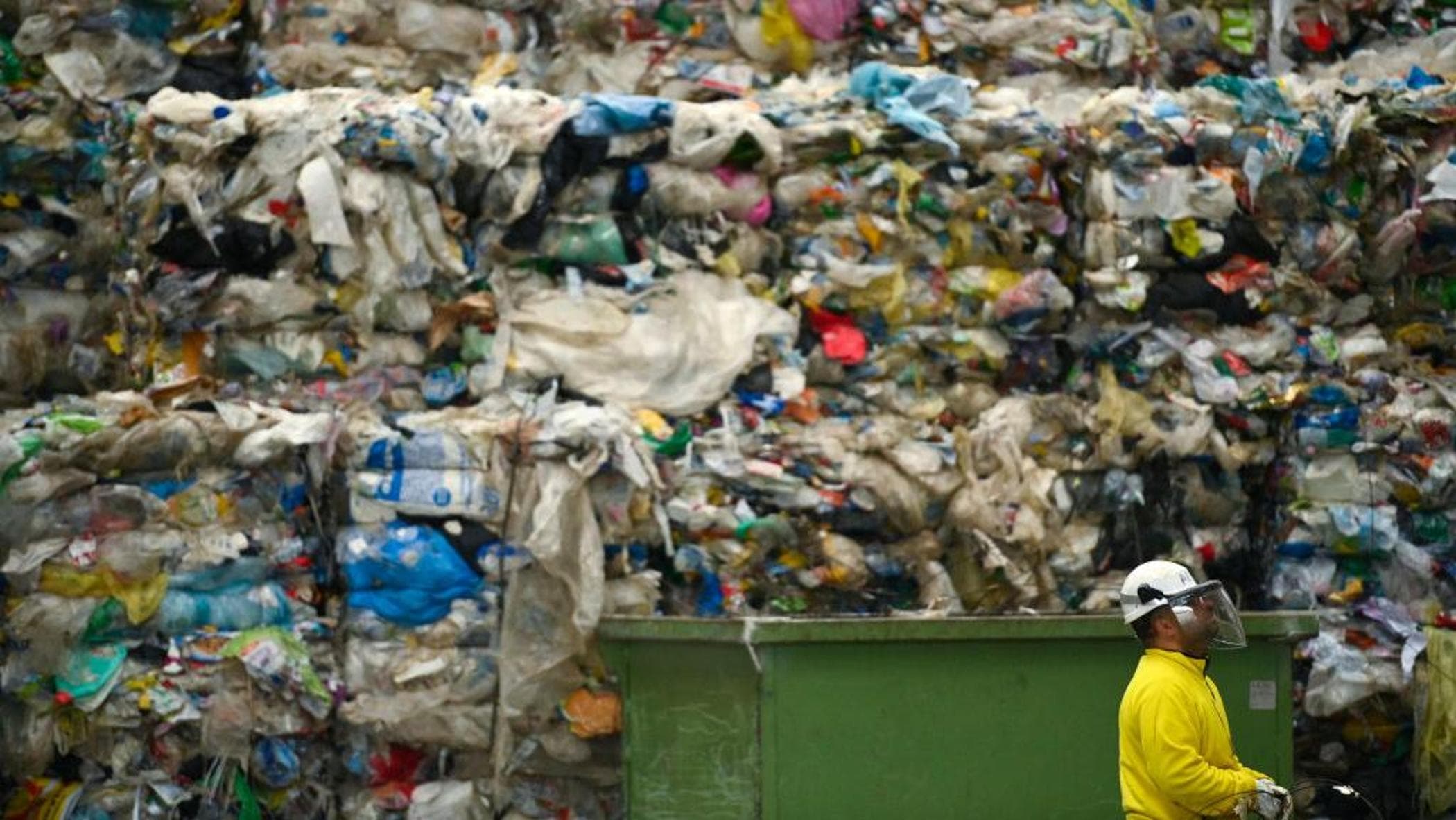 Plastica, rischio stop della raccolta differenziata: “Importare dall’Asia costa meno che riciclare”