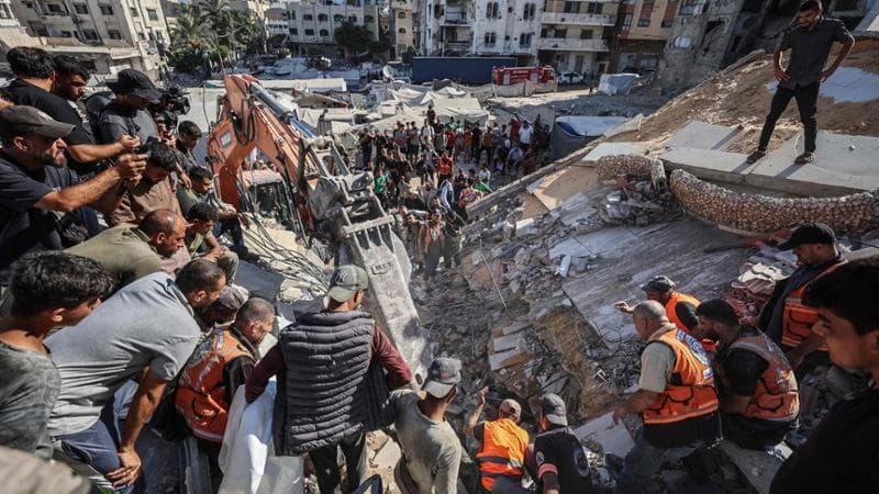 Gaza, crolla un palazzo: “Almeno cento persone tra le macerie, tra cui 50 bambini”