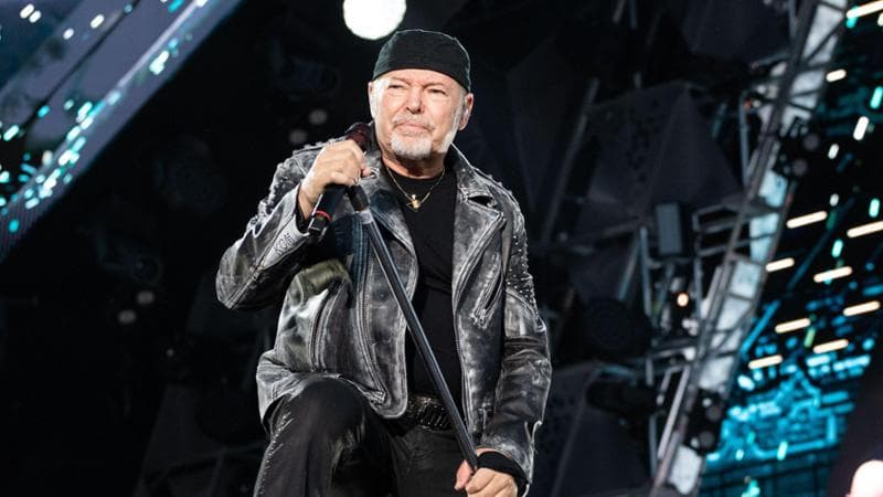 Vasco Rossi, piccolo intervento per la schiena: “Mi annoio un po’”
