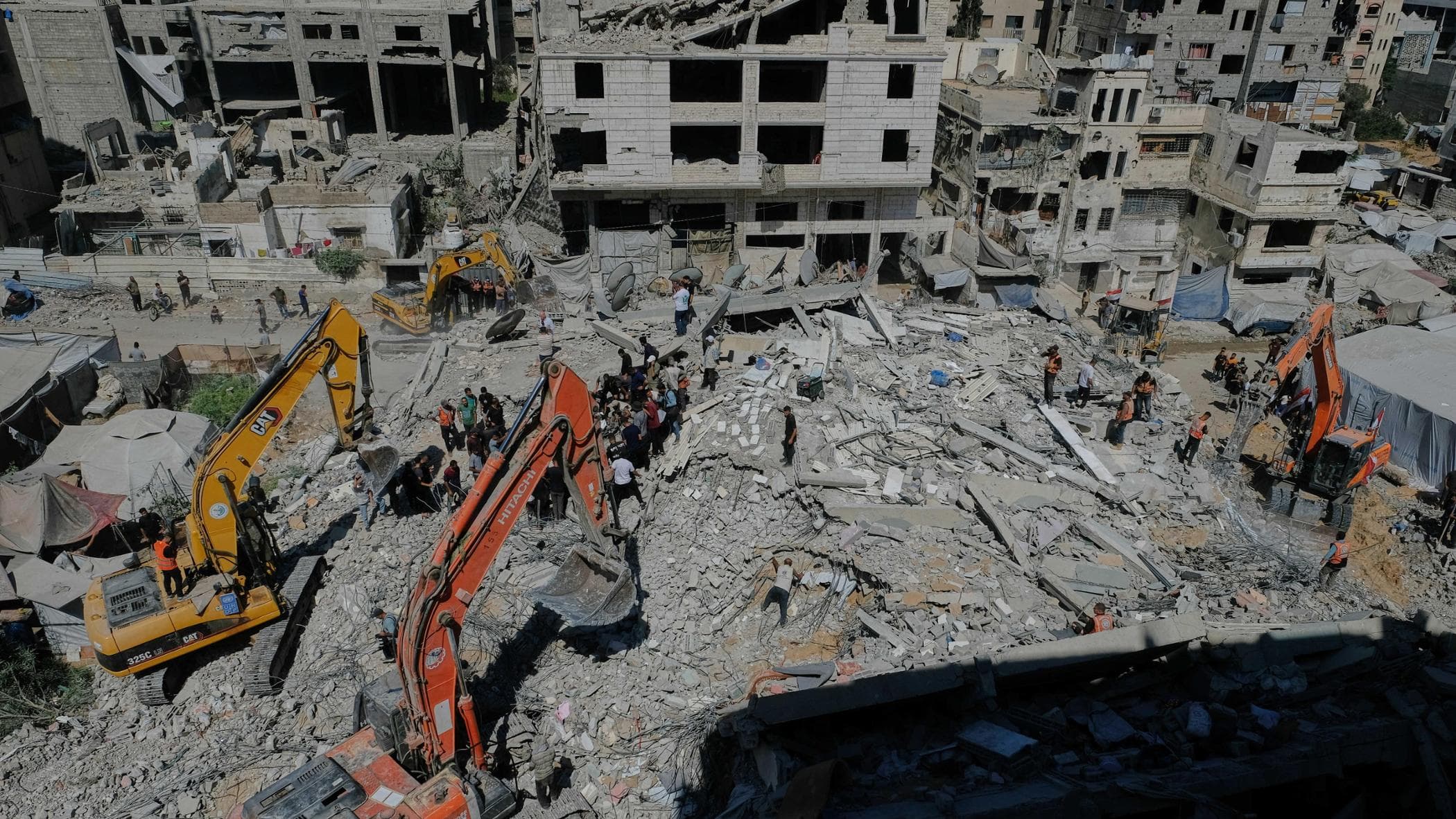 Gaza City, crolla il palazzo bombardato due anni fa: 21 morti, altri 50 dispersi