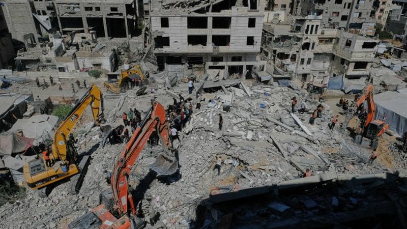 Gaza City, crolla il palazzo bombardato due anni fa: 21 morti, altri 50 dispersi
