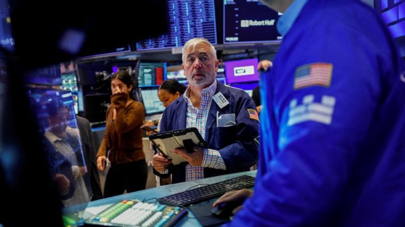 Treasury, Francia e caro-petrolio pesano sull’euro. Le aziende quotate che “vincono” lo stesso