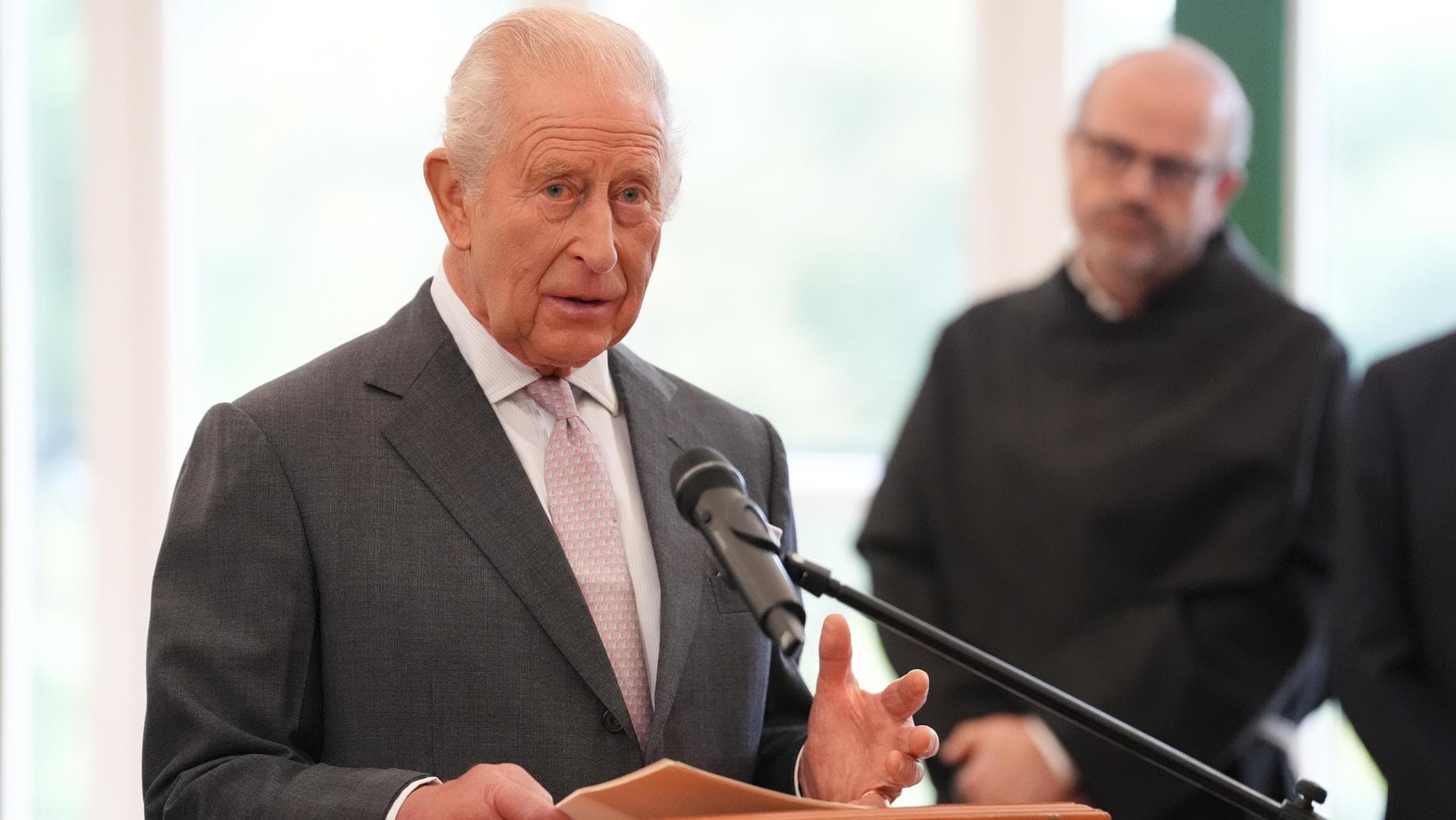 Il monito di Re Carlo ai giganti dell’IA: “Pericoli esistenziali. Resti al servizio dell’umanità”