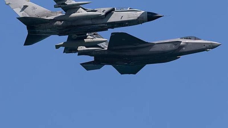 Jet militari russi violano lo spazio aereo lituano, caccia italiani in volo. Prime sanzioni Usa contro Mosca