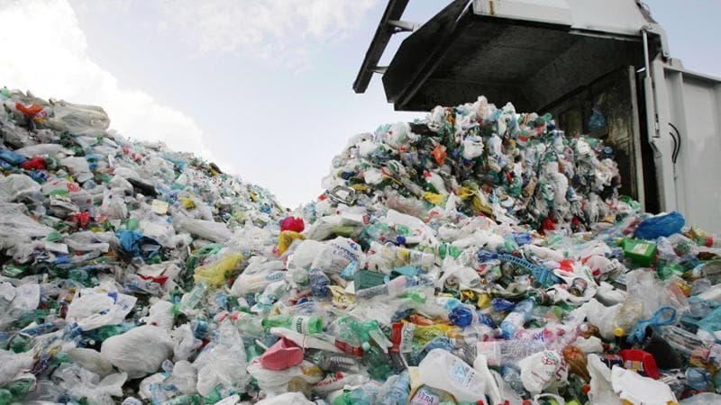 Copertina: Manfredi: “Il riciclo della plastica è in crisi. Così le tasse sui rifiuti rischiano di aumentare”