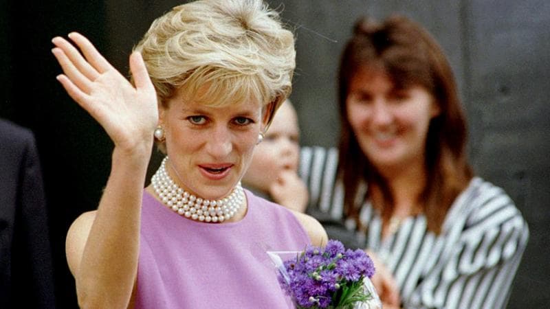 Copertina: Le nuove accuse nel libro del fratello di Lady Diana: “Carlo era euforico dopo la sua morte”