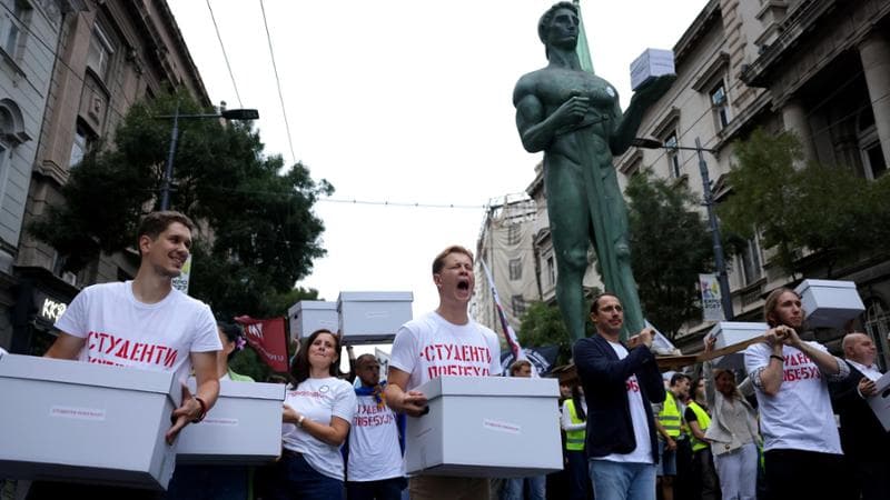 Copertina: Ecologisti e nazionalisti, rivoluzionari e conservatori. Contro Vucic gli studenti candidano tutti