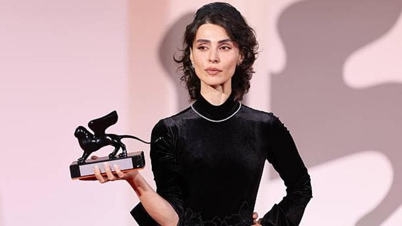 Anteprima: L’attrice Laleh Marzban minacciata da Teheran dopo il discorso al Festival di Venezia per…