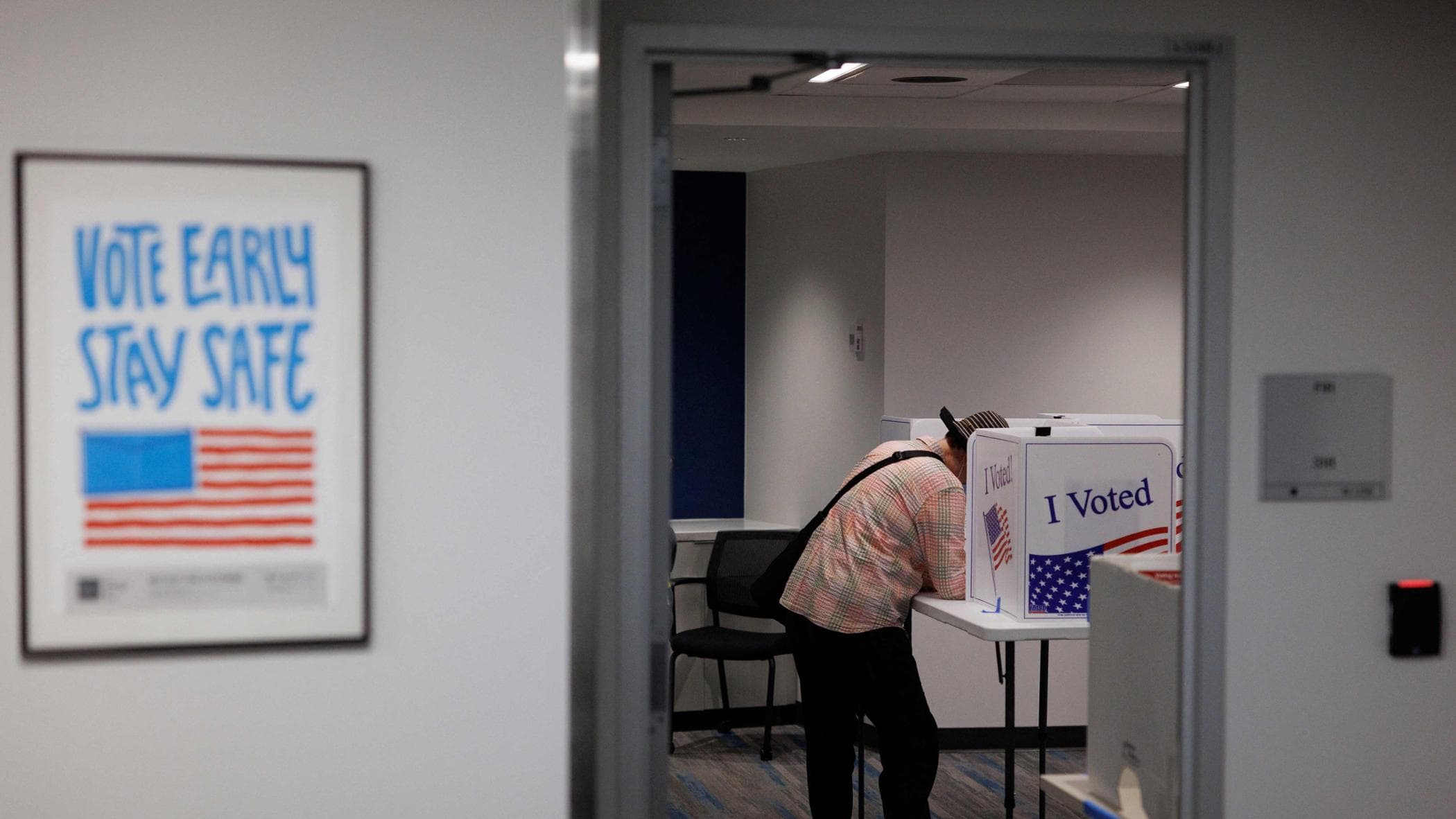 Usa, già si vota per le midterm e Trump scompare dagli spot