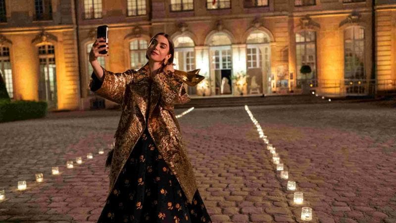 Lily Collins dice addio a Emily in Paris: “Questa esperienza mi ha cambiata per sempre”