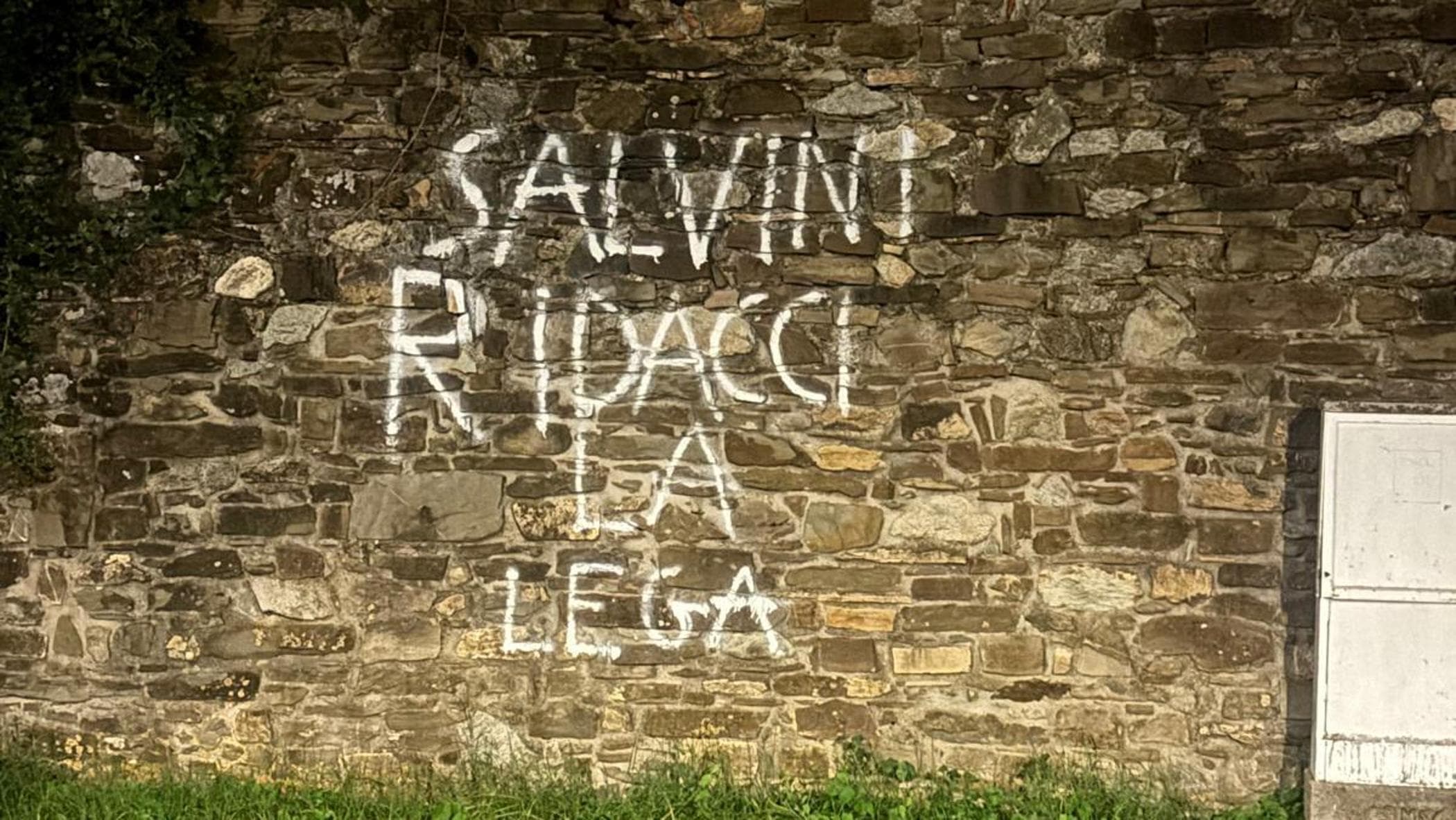 salvini traditore ridacci la lega a pontida le scritte contro il leader da Repubblica.it salvini traditore ridacci la lega a pontida le scritte contro il leader