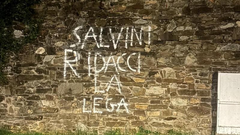 “Salvini traditore, ridacci la Lega”. A Pontida le scritte contro il leader