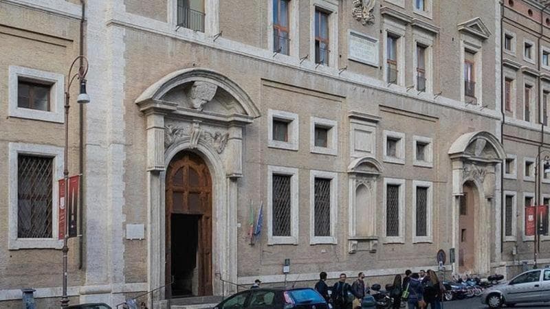 Maxi-concorso Mic, pasticcio infinito: 200mila candidati per 1.800 posti ancora in attesa