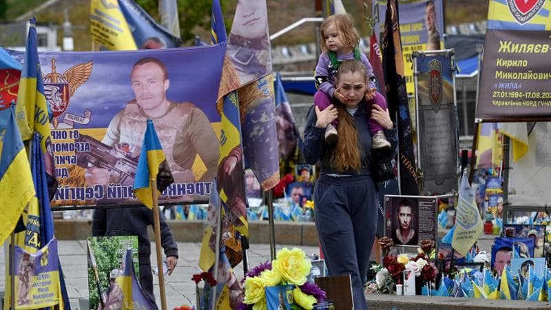 Kiev (Ucraina), 19 settembre: una donna e una bambina al memoriale dei caduti