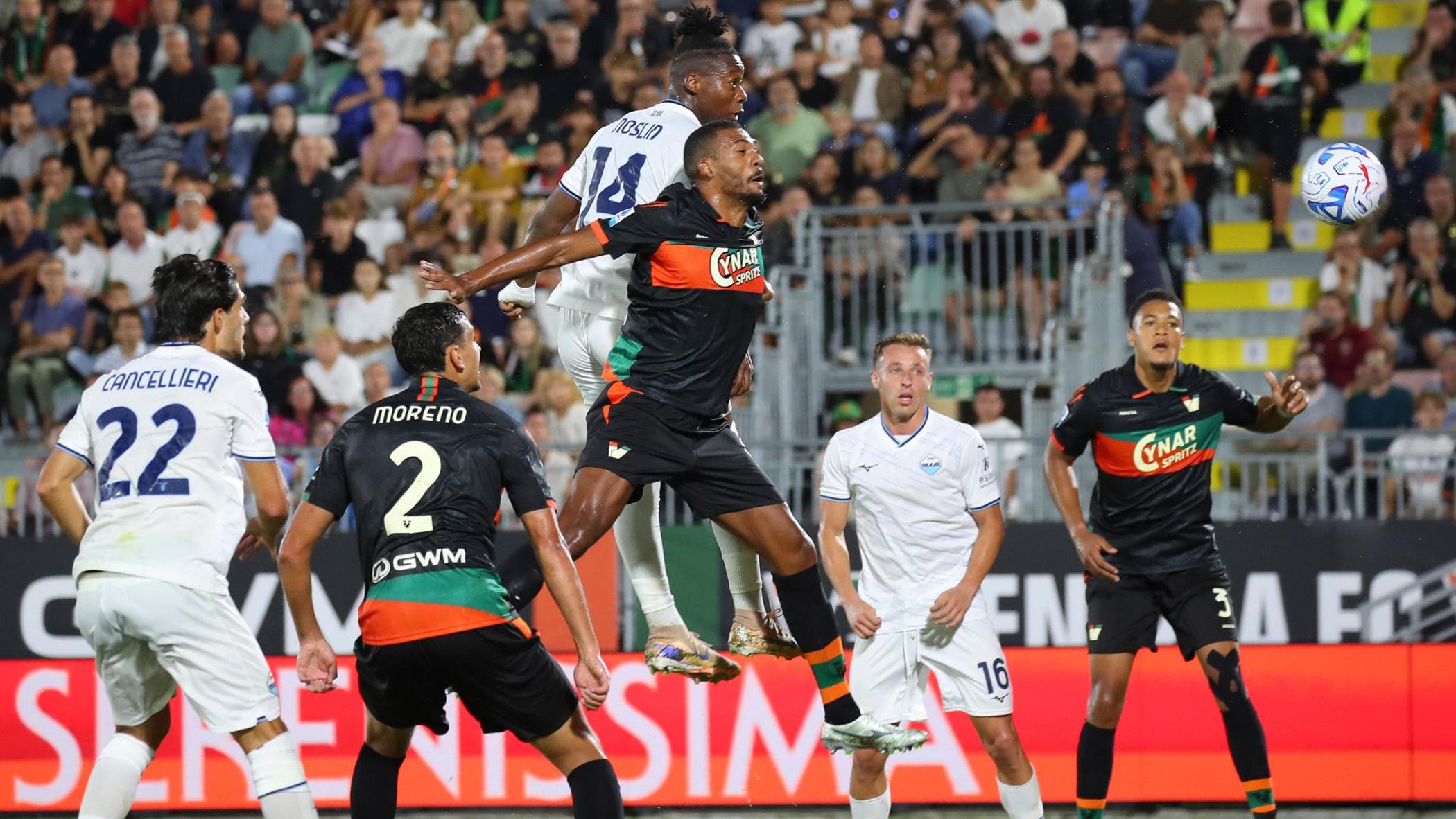 La Lazio vince 2-0 a Venezia e aggancia Inter e Roma in vetta