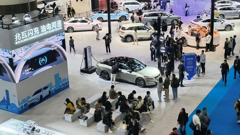 Auto elettriche, in Cina è stretta sulla sicurezza: sotto accusa i tempi di produzione troppo veloci