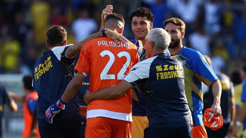 Palmisani festeggiato dai compagni a fine partita