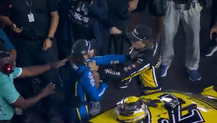 Nascar, botte e caos ai box per un tamponamento: i piloti si prendono a pugni dopo la gara