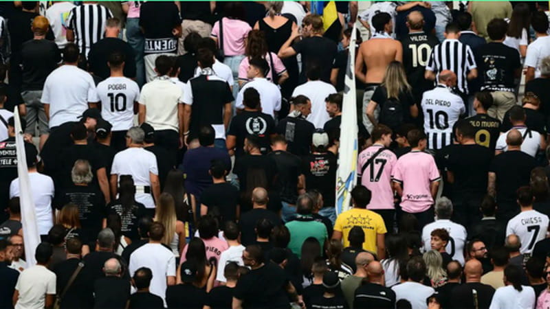 La curva della Juve non rispetta il minuto di silenzio per Mazzola: gli ultrà si voltano di spalle
